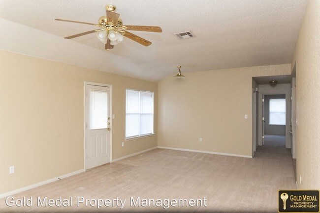 Foto del edificio - 215 Janelle Dr