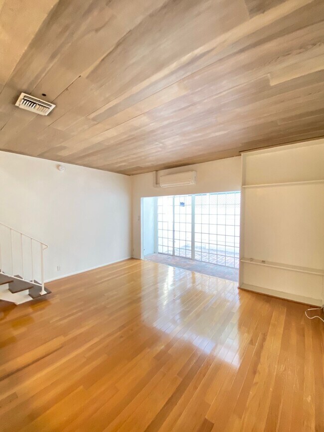 Building Photo - 328 S La Peer Dr