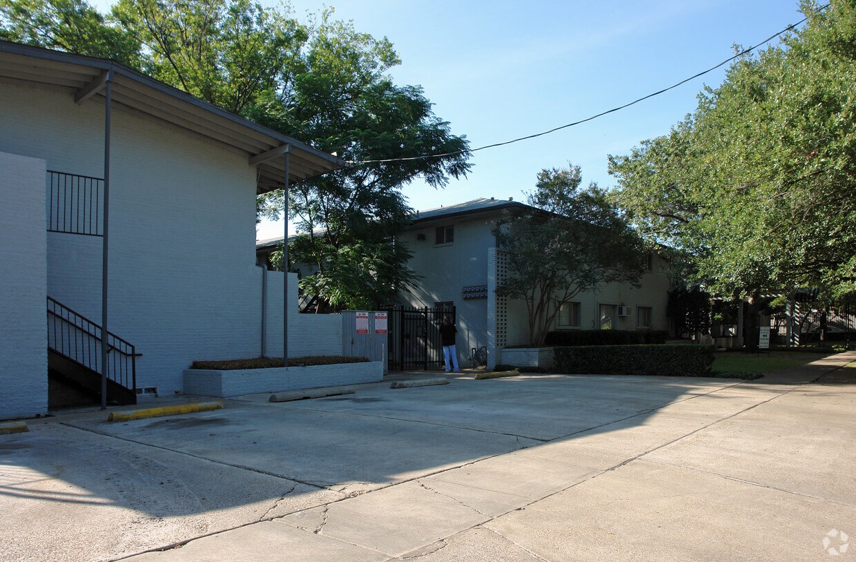 Building Photo - 4408-4412 Cole Ave