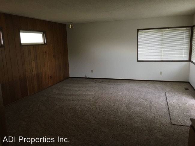 Building Photo - 13115 SW Foothill Dr