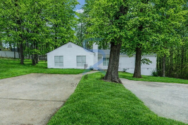 Foto del edificio - Move in before February 28th and choose your reward: a $250 Amazon Gift Card or a 55" Smart TV!