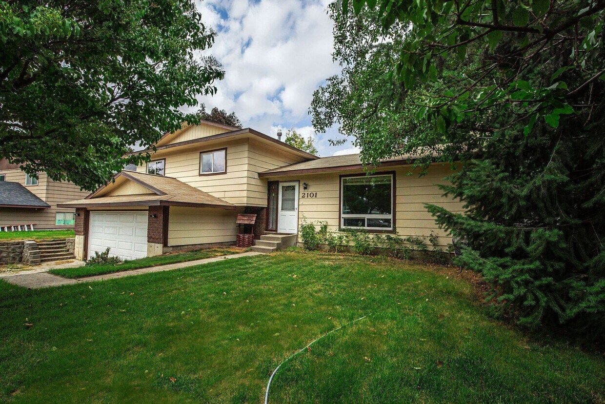 Primary Photo - Spacious 3-Bed Home in Hayden Lake with La...