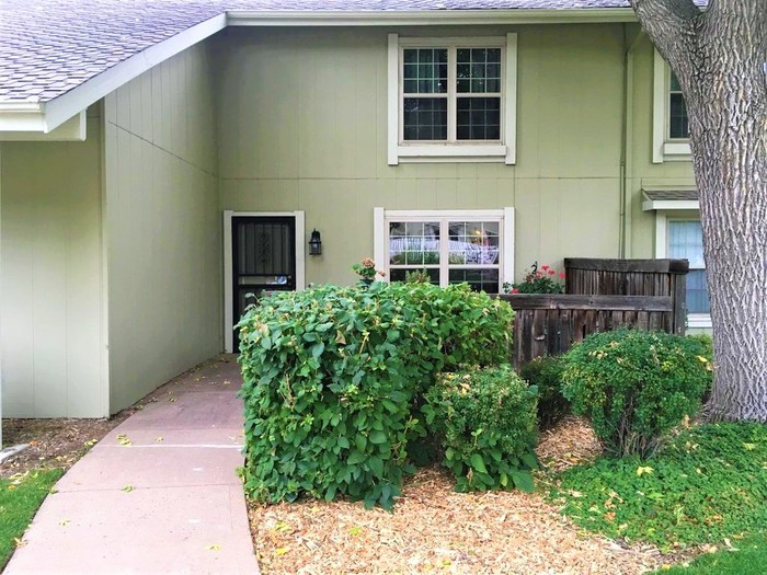 Foto principal - Beautiful 3 Bedroom Townhome in The Knolls!