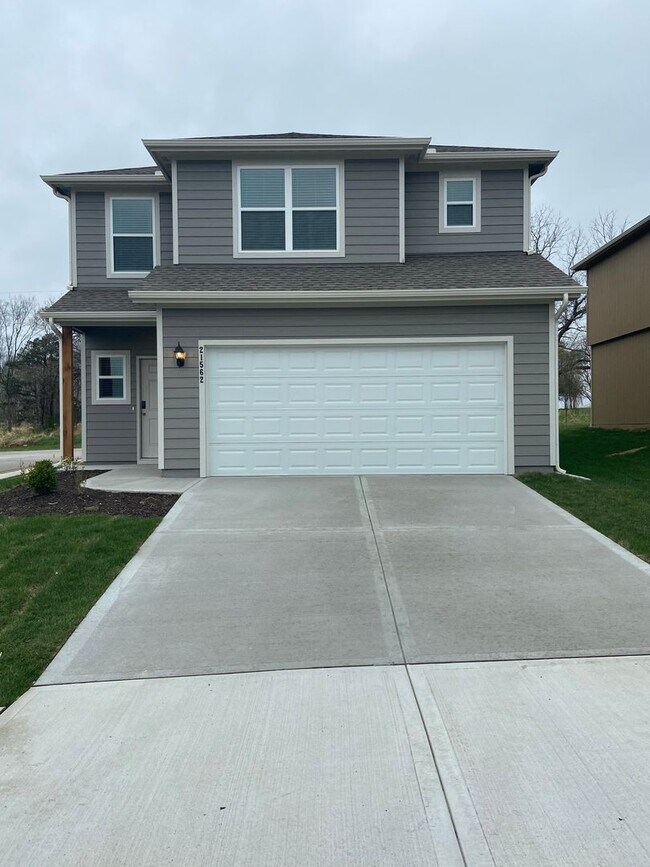 Building Photo - *Pre-Leasing* | Three Bedroom | Two and a ...