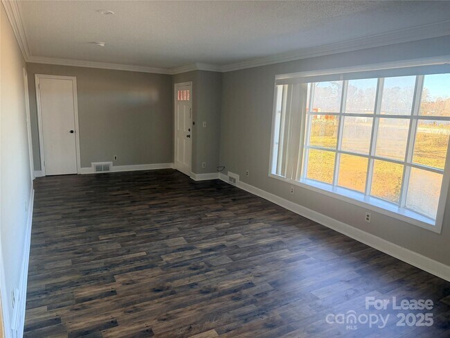 Foto del edificio - 5226 Indian Trail Fairview Rd