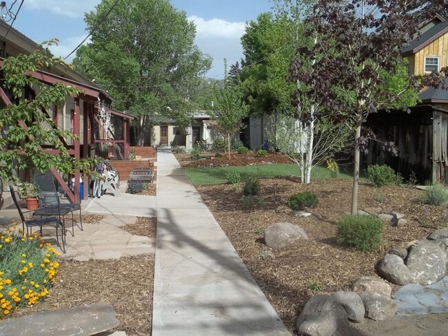 Building Photo - 1 Bedroom 1 Bath with bonus room and priva...