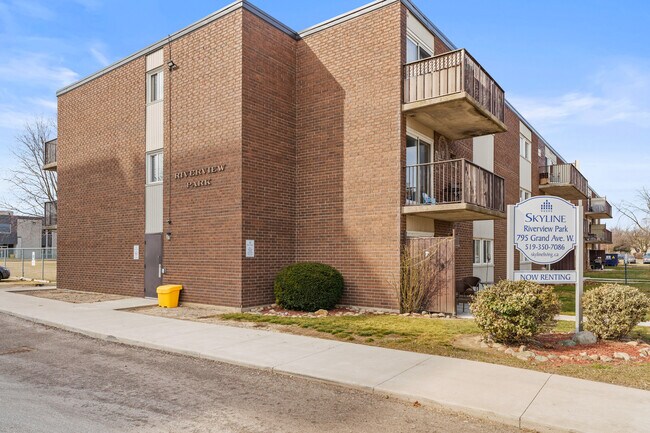 Photo du bâtiment - Riverview Park Apartments