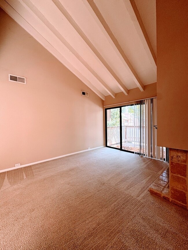 Building Photo - This beautifully maintained upstairs unit ...