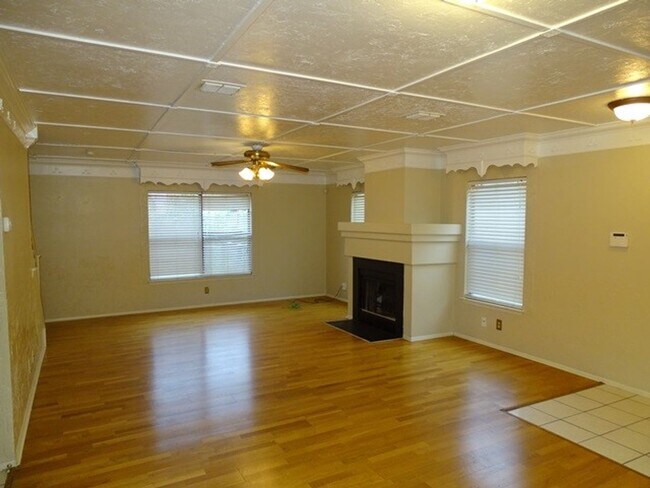 Foto del edificio - 6859 Flaming Ridge Dr