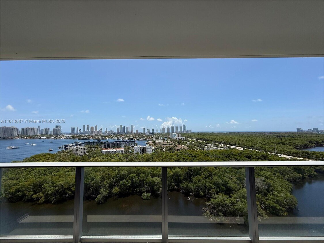 Foto principal - 16385 Biscayne Blvd