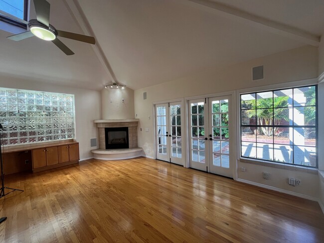Foto del edificio - 3516 Crown Point Dr