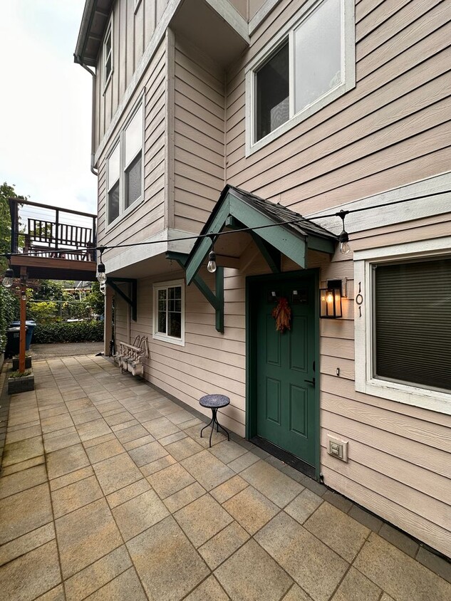 Lovely Corner Townhome in the Heart of Cap... - Lovely Corner Townhome in the Heart of Cap...
