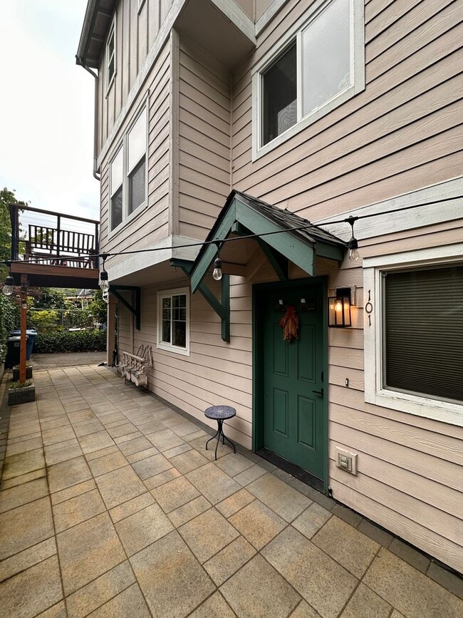 Lovely Corner Townhome in the Heart of Cap... - Lovely Corner Townhome in the Heart of Cap...
