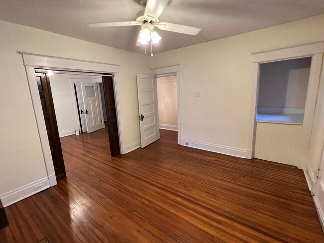 Desde la sala de estar hasta el pasillo y el dormitorio. - 1613 Buena Vista St