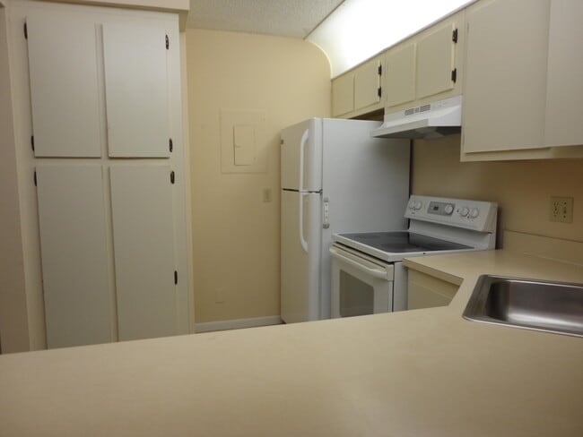 Building Photo - 208 Foxtail Dr