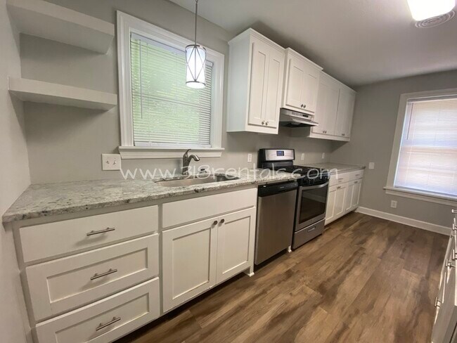 Foto del edificio - Completely remodeled home in Broadmoor ava...