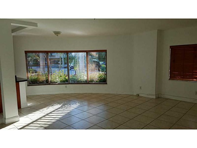 Building Photo - 10101 W Bay Harbor Dr
