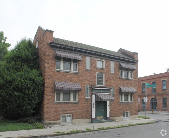 Building Photo - 754 Oak St