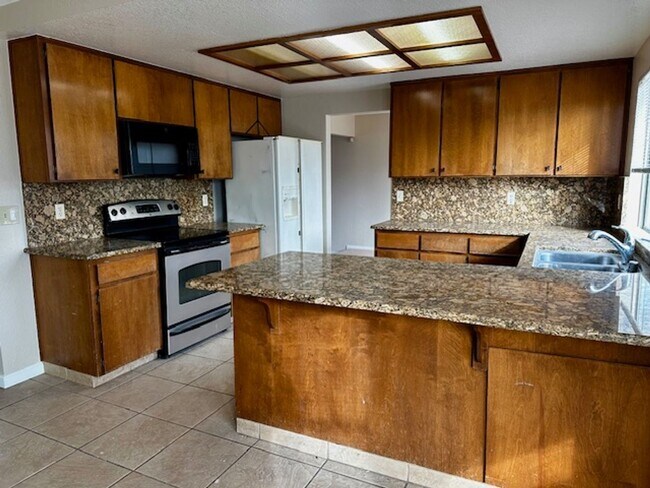 Building Photo - 4 bedroom 3 bathroom in Tracy