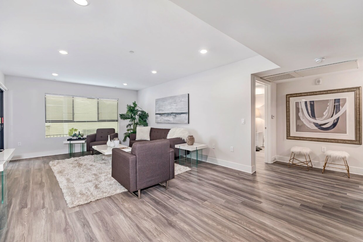 Foto principal - 5030 Rosewood Ave