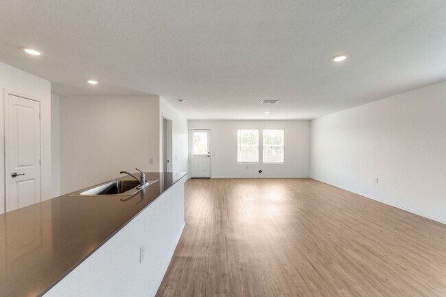 Building Photo - 4-BEDROOM HOME IN MISSION DEL LAGO