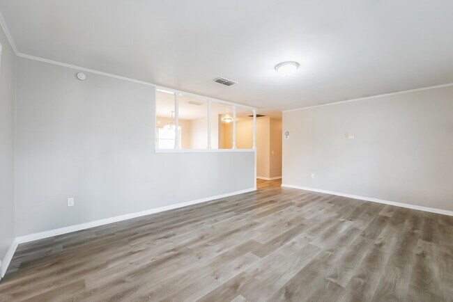 Foto del edificio - 129 Lowell Rd