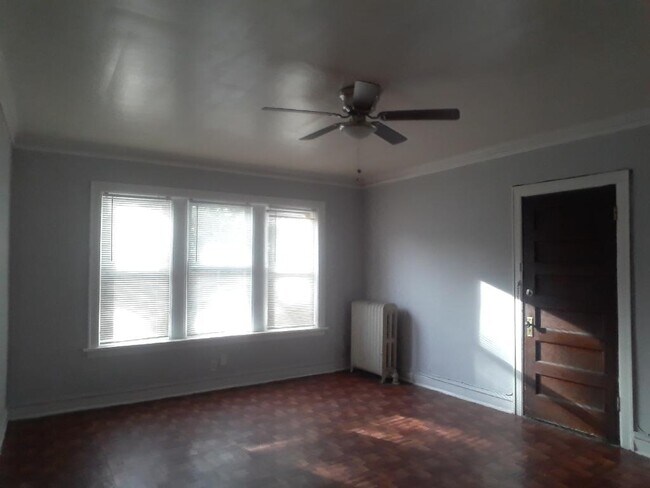 Living area - 737 N Mayfield Ave