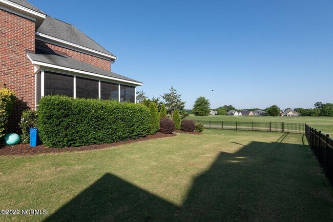 Building Photo - 704 Golf View Dr