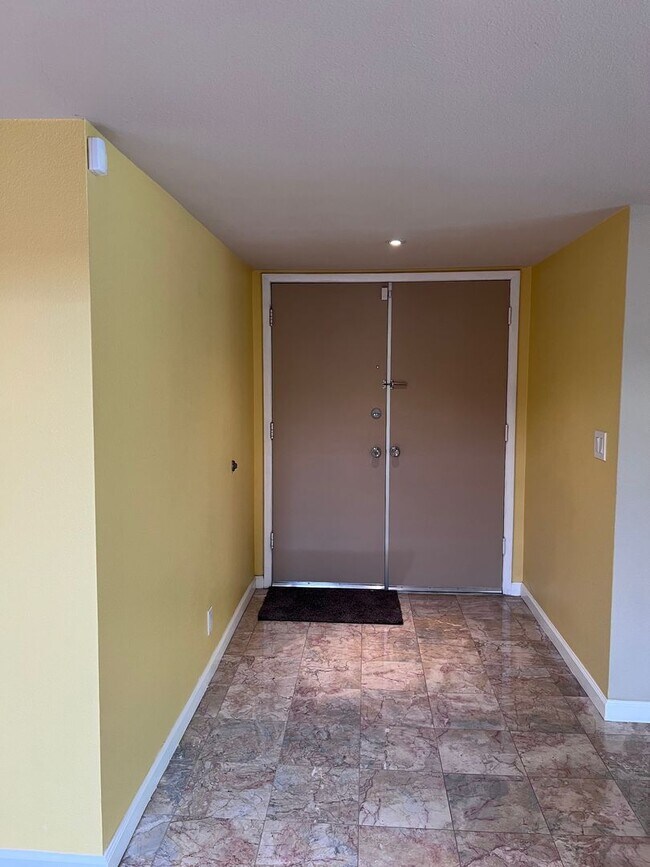 Foto del edificio - MARVELOUS 3 BEDROOM TOWNHOME WITH 2 CAR GA...