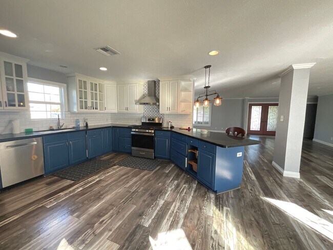 Building Photo - 4 Bedroom 2 Bath Pool Home!