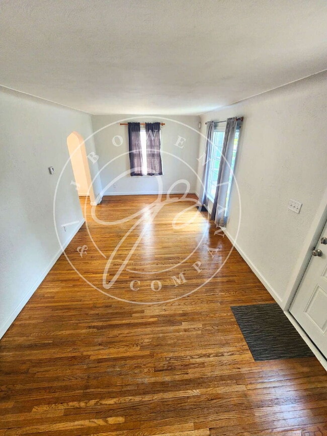 Building Photo - Move-In Ready! Spacious 4–5 Bedroom Home w...