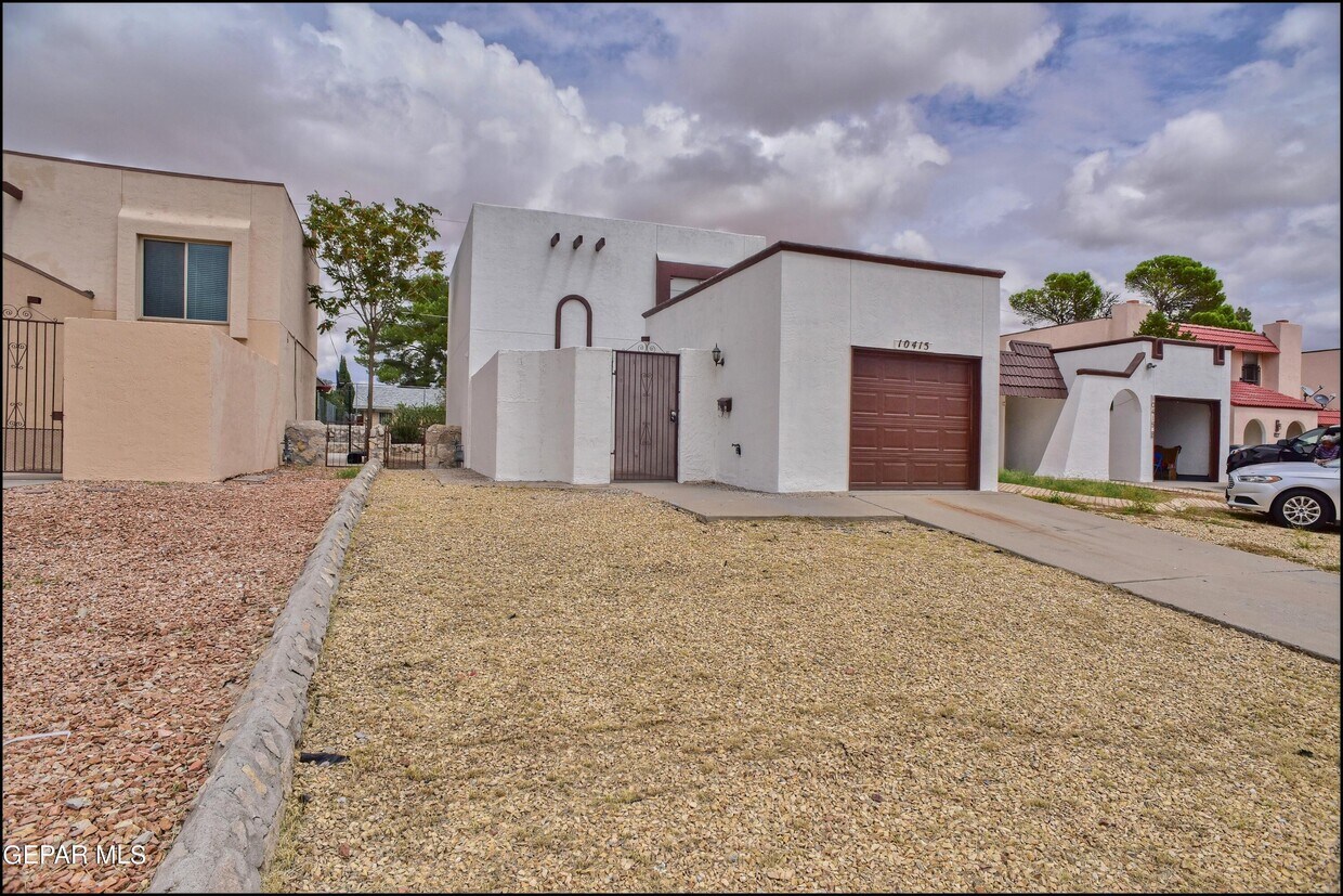 Primary Photo - 10415 Ashwood Dr