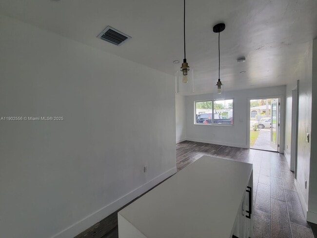 Foto del edificio - 1945 NW 154th St