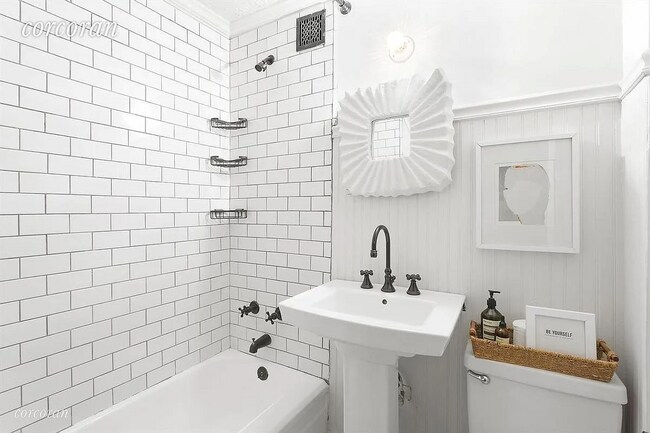 Foto del edificio - 439 Hicks St