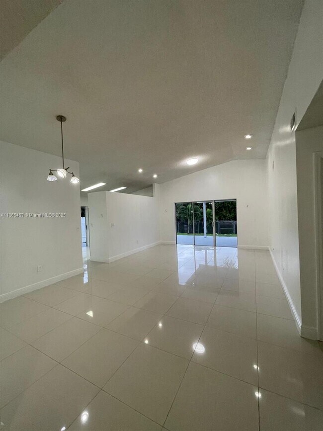 Foto del edificio - 18751 NW 77th Ct