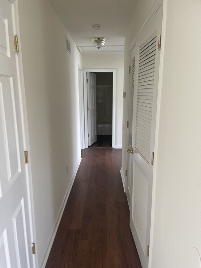 Foto del edificio - On a quiet cul-de-sac