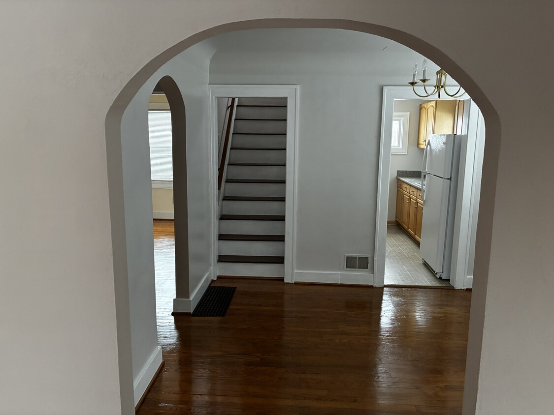 Building Photo - 85 E Strathmore Ave