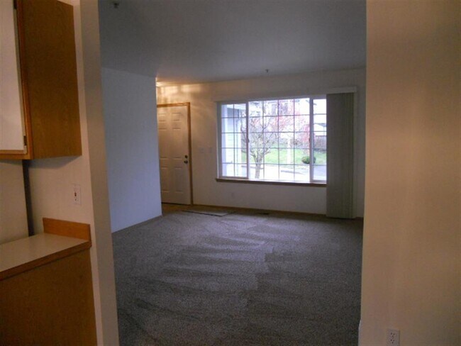 Foto del edificio - Spacious 3-Bed, 2-Bath Home with Private Y...