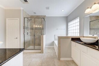 Building Photo - 11623 Royal Oaks Crossing