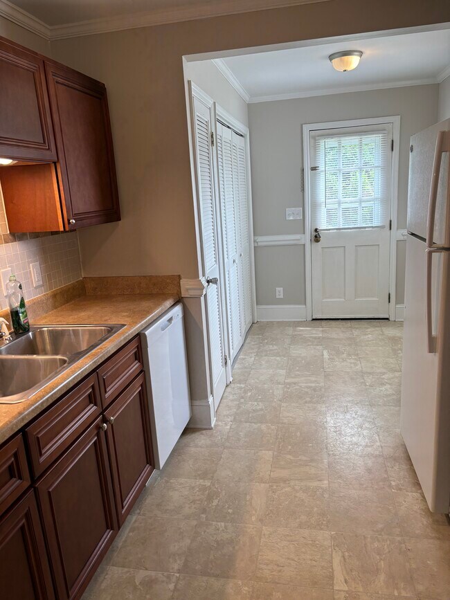 Building Photo - 106 Willborough Ave