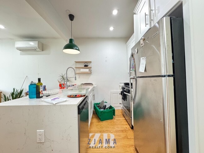 Foto del edificio - 731 Greene Ave