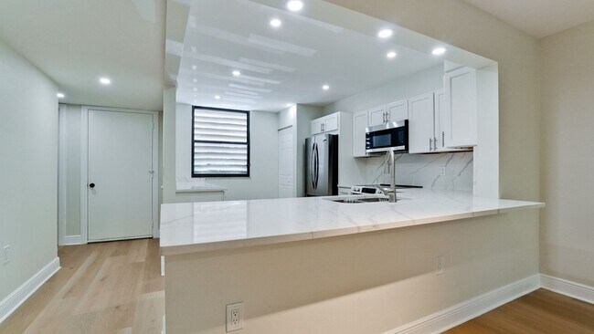 Foto del edificio - 542 Lakeside Dr
