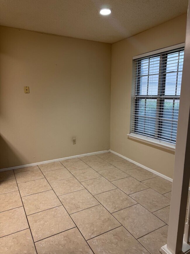 Foto del edificio - Centrally Located 1 Bedroom Unit