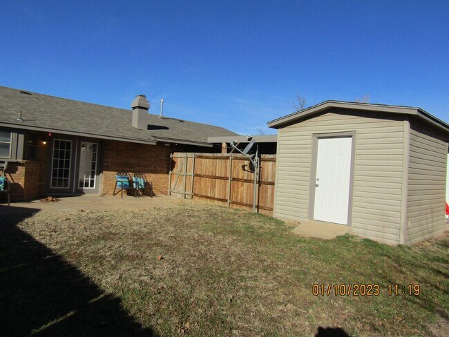Foto del edificio - Great home located on the eastside, walking distance to MacArthur Schools.