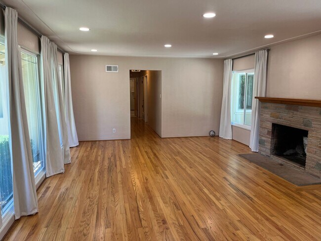 Foto del edificio - Los Gatos Living Just Minutes from Downtown & New Whole Foods