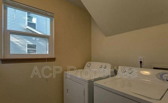 Building Photo - 2114 Harris Ave