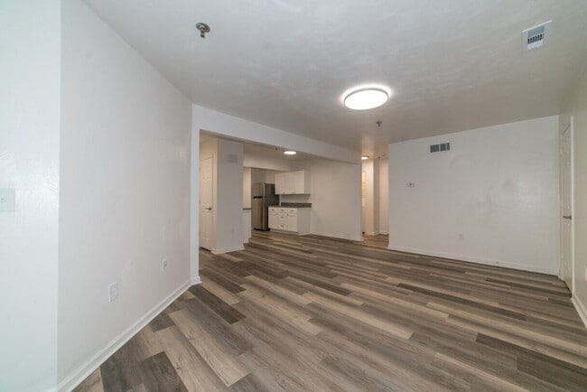Building Photo - Collegiate Court Apartments