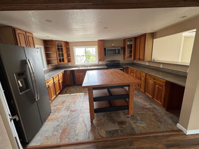 Building Photo - 4 Bedroom 2 Bath - Quiet country Property