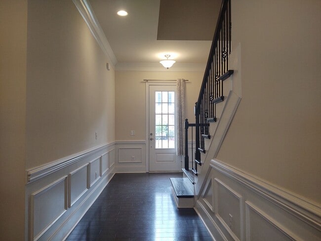 Foto del edificio - Beautiful Townhome located in this Premier...