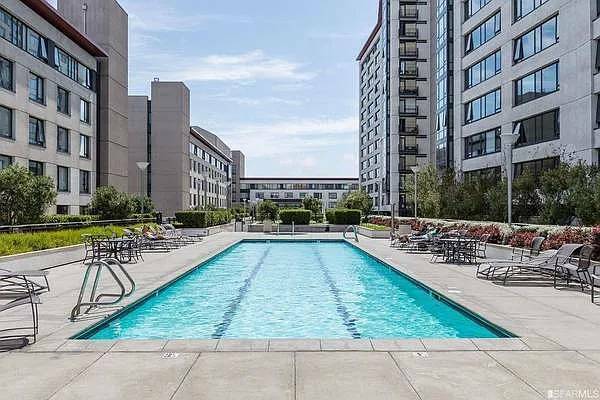 Building Photo - 250 King St